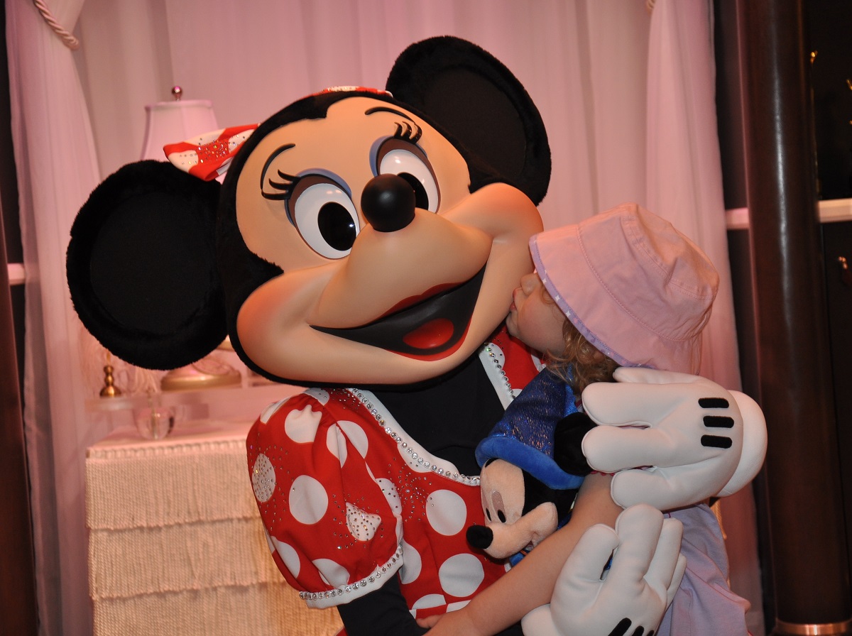 Girl meeting Minnie Mouse